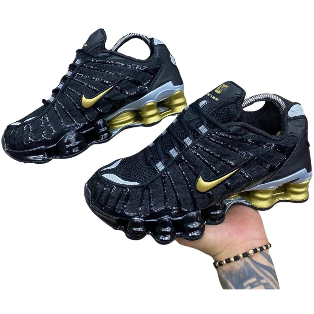 ZAPATILLAS NIKE SHOX GUSANO HOMBRE Si estás buscando las ZAPATILLAS NIKE SHOX GUSANO HOMBRE ,Centrodecompraonline , ofrecenmNike Shox ,  ¿Qué hace especiales las ZAPATILLAS NIKE SHO? Las ZAPATILLAS NIKE SHOX GUSANO HOMBRE seNike Gusano, combina innovación tecnológica con un estilo retro que sigue siendo tendencia entre los entusiastas del calzado deportivo.  Beneficios de las Nike Shox Gusano Amortiguación Shox: El sistema de columnas que caracteriza a las Nike Shox Gusano ofrece una amortiguación de alto nivel, ideal para caminar o realizar actividades físicas. Estilo único: Las Zapatillas Gusano se distinguen por su diseño robusto y suelas elevadas, perfectas para quienes buscan destacar con un estilo urbano y deportivo. Variedad de colores: Desde las clásicas Nike Gusano Blancas hasta las versiones en negro y gris, estas zapatillas se adaptan a cualquier look. Modelos Destacados de ZAPATILLAS NIKE SHOX GUSANO HOMBRE En Onlineshoppingcenterg, encontrarás los modelos más populares de ZAPATILLAS NIKE SHOX GUSANO HOMBRE, ideales tanto para uso diario como para actividades físicas. Además, puedes combinar estas zapatillas con otras colecciones de Nike como las Nike Humara o las Nike Tailwind.  Nike Shox Gusano Blancas Las Nike Gusano Blancas son una opción ideal si buscas un modelo versátil que combine con todo. Su color limpio y su diseño icónico las convierten en una de las favoritas entre los usuarios que buscan estilo y comodidad.